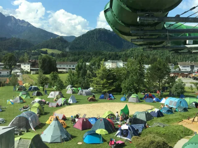 Zelte auf der Liegewiese